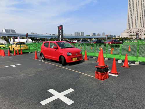 個人練習で車庫入れや縦列駐車を学べる「駐車練習」