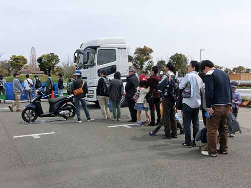 大型車のシートに座り、2輪車や乗用車などの見え方をチェックできる「死角の確認」