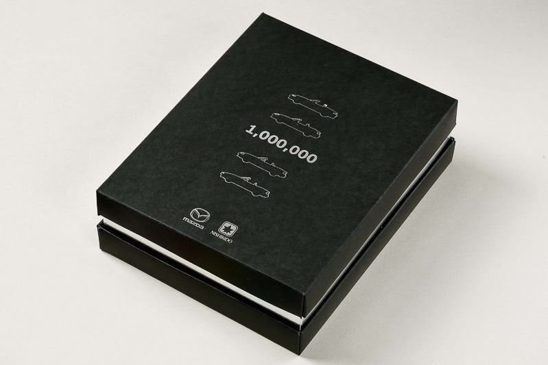 パッケージには歴代ロードスター4モデルのシルエットや「1,000,000」の数字、マツダ＆にしき堂のダブルネームロゴが入っている