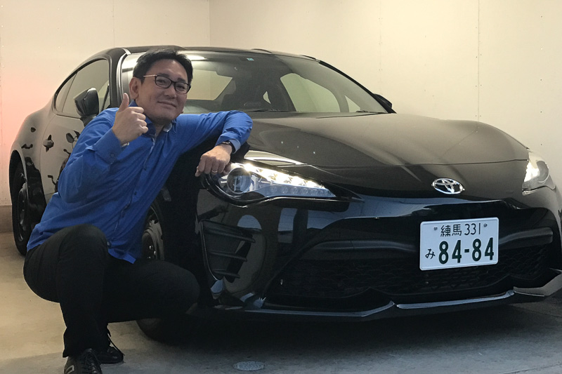 ラッキーにも新古車で手に入れることができた“後期型車両”の「86 Racing」。今回のナンバープレートは「84-84」