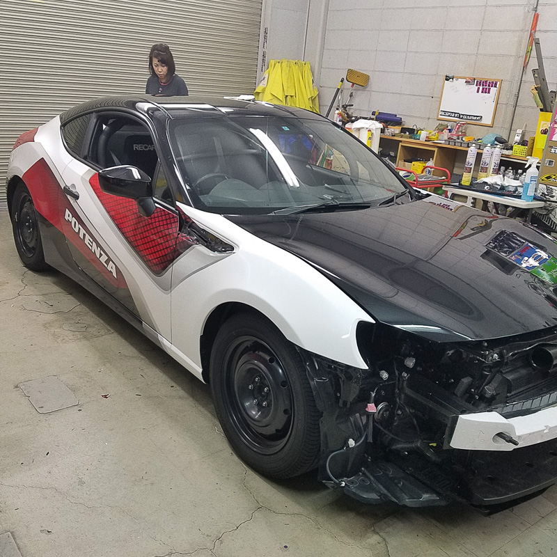 アートファクトリーに入庫してラッピングを開始。車両のボディカラーは「クリスタルブラックシリカ」だが、ホワイトをベースとしたラッピングシートで車両全体を覆っていく。黒い部分もラッピングシートだ（写真提供：アートファクトリー）