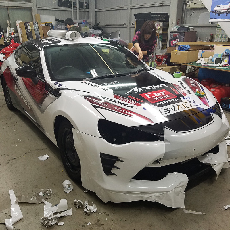 ボンネットやルーフ、トランクリッドなどボディ全体をくまなくラッピング。さらに車両規定で定められたスポンサーステッカーなどを上から貼り付けてる（写真提供：アートファクトリー）