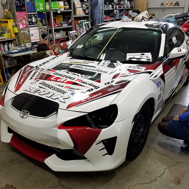 ボンネットやルーフ、トランクリッドなどボディ全体をくまなくラッピング。さらに車両規定で定められたスポンサーステッカーなどを上から貼り付けてる（写真提供：アートファクトリー）