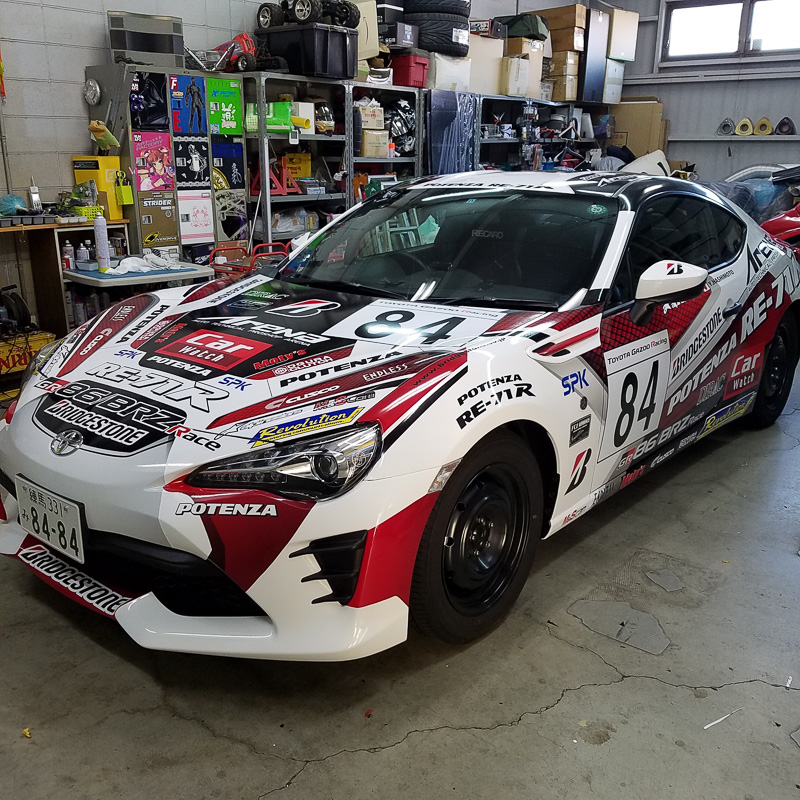 2017年仕様のカーラッピングが完成！（写真提供：アートファクトリー）