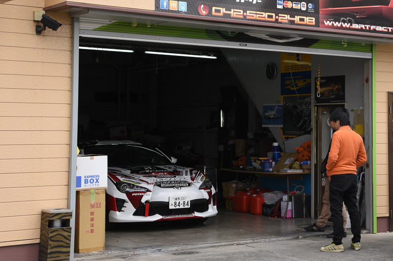 ラッピング完成の連絡を受け、確認＆車両受け取りでアートファクトリーに。黒いボディからすっかり生まれ変わった新しい“後期型車両”と初対面