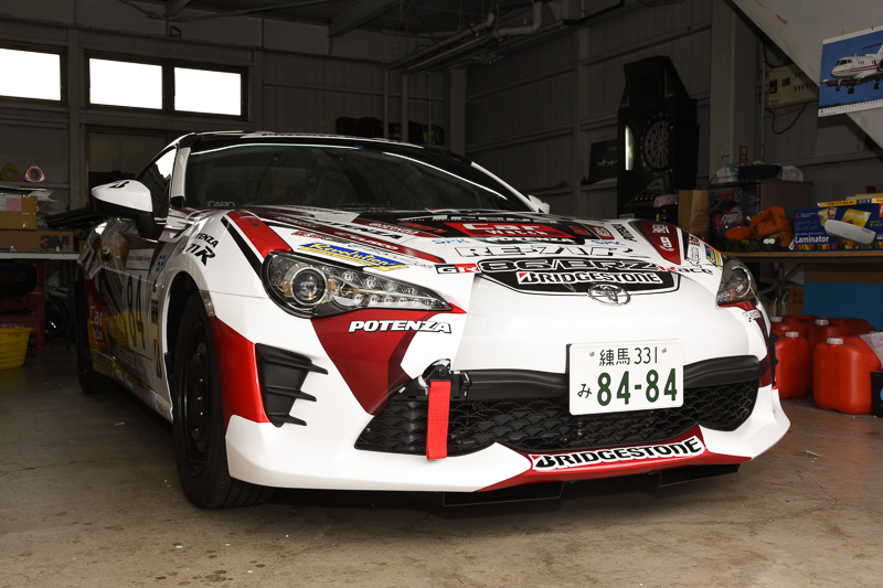 ラッピング完成の連絡を受け、確認＆車両受け取りでアートファクトリーに。黒いボディからすっかり生まれ変わった新しい“後期型車両”と初対面