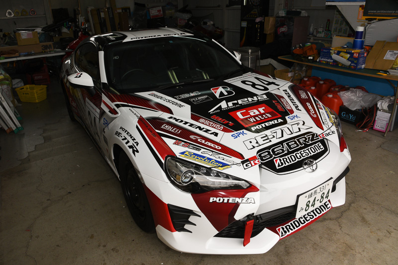 ラッピング完成の連絡を受け、確認＆車両受け取りでアートファクトリーに。黒いボディからすっかり生まれ変わった新しい“後期型車両”と初対面