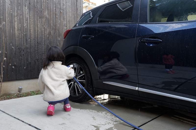 なぜか集中的にホイールを水洗いしている。どちらかというとボディの方をやってほしいのだが