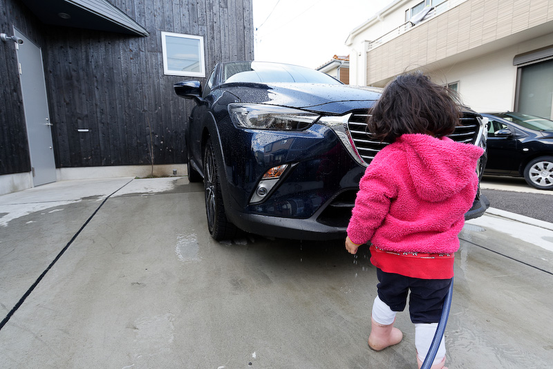 二女がフロントまわりを担当。グリル近辺に水をかけると、自分にも水をかけ出したので急いでストップさせる