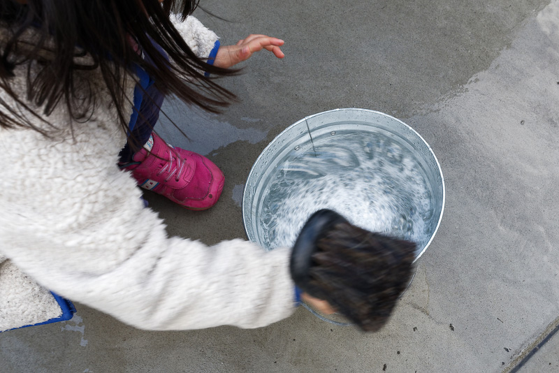 バケツに水とメンテナンスシャンプーを入れた後、かき混ぜてもらう