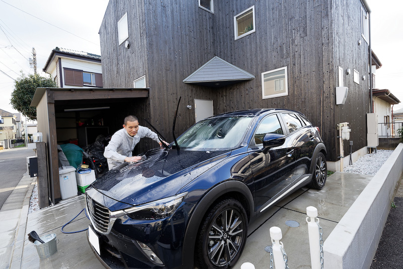 結局筆者1人で洗車することに（これを撮影してくれた妻は、この後子供と公園へ出かけていった。申し訳ない……）