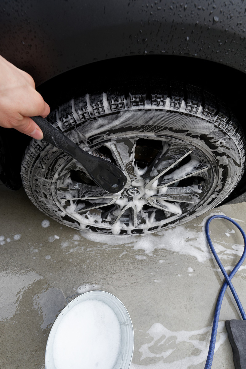 バケツのメンテナンスシャンプーが余ったので、ホイールをブラシでゴシゴシ。それでも余ったので通勤用自転車も洗車しておいた。バイクもついでに洗っておけば良かったかもしれない