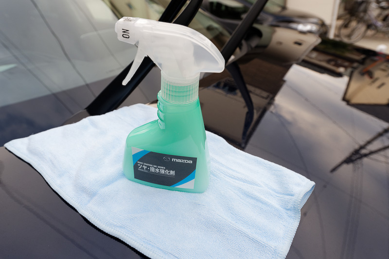 次はツヤ・撥水強化剤をクロス（水色）で塗っていく