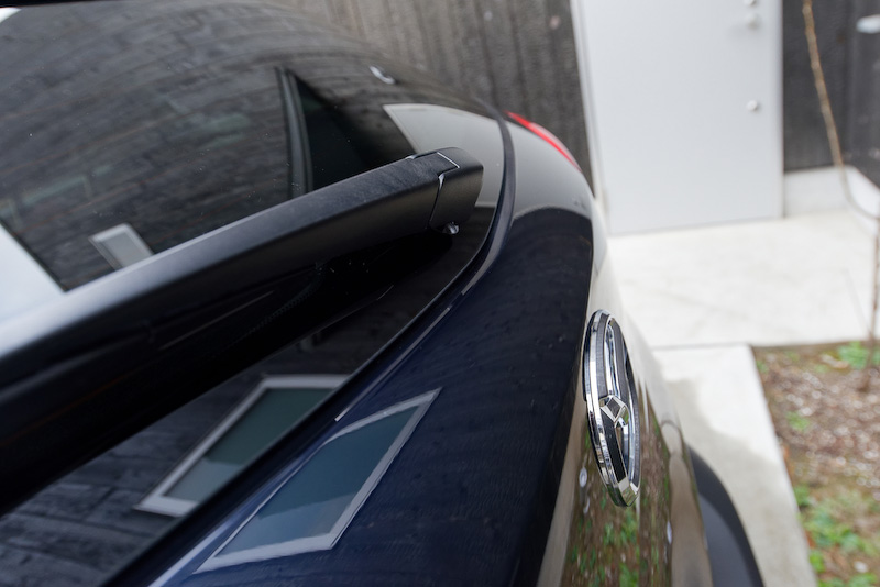 リアウィンドウ下の花粉溜まりは落ちにくかったが、スポンジやクロスで丁寧にホジホジしたおかげで、すっきりキレイになった