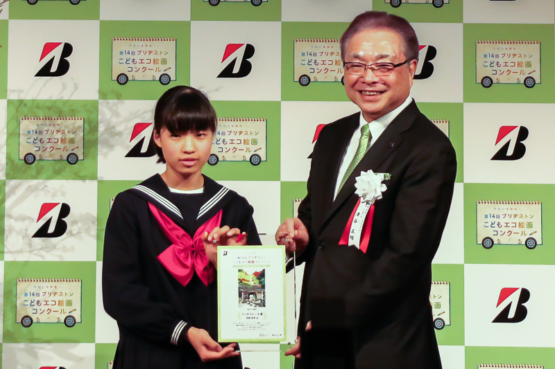 ブリヂストン大賞5人を受賞した5人。写真左は「秋の大窪寺」の作者である首藤姫梨さん（11歳）。右はブリヂストン株式会社 取締役 代表執行役 CEO 兼 取締役会長 津谷正明氏