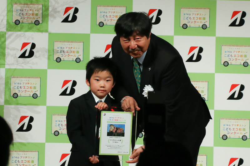 写真左は「おおきくくちをあけるカバ」の作者である石井暖城さん（6歳）。右は漫画家のヒサクニヒコ氏