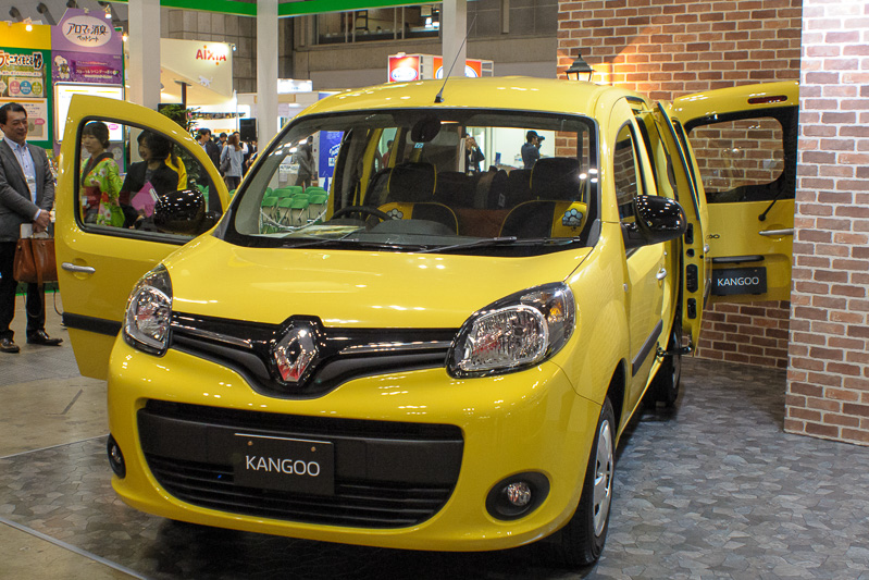 20台限定販売の「カングー ウィズ ペット」を車両展示