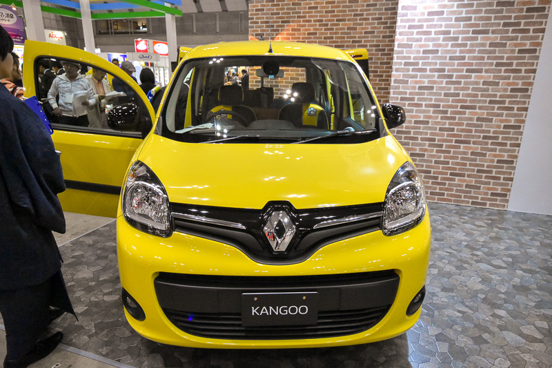 カングー ウィズ ペットのベースモデルは4速ATのゼン。直列4気筒DOHC 1.6リッターエンジンは、最高出力は78kW（105PS）/5750rpm、最大トルクは148Nm（15.1kgm）/3750rpm）。ボディカラーは「ジョン アグリュム」（写真）と「ブルー エトワール M」の2色が用意される