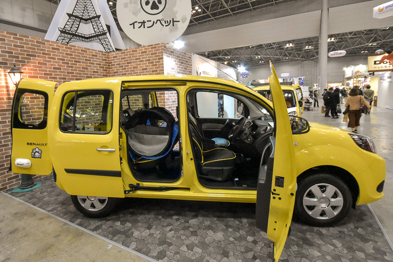 カングー ウィズ ペットのベースモデルは4速ATのゼン。直列4気筒DOHC 1.6リッターエンジンは、最高出力は78kW（105PS）/5750rpm、最大トルクは148Nm（15.1kgm）/3750rpm）。ボディカラーは「ジョン アグリュム」（写真）と「ブルー エトワール M」の2色が用意される