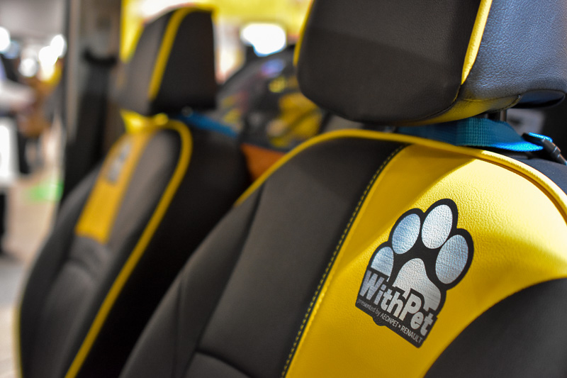 オリジナルのプリントが施されたシートのアクセント。カラーはボディカラーに対応