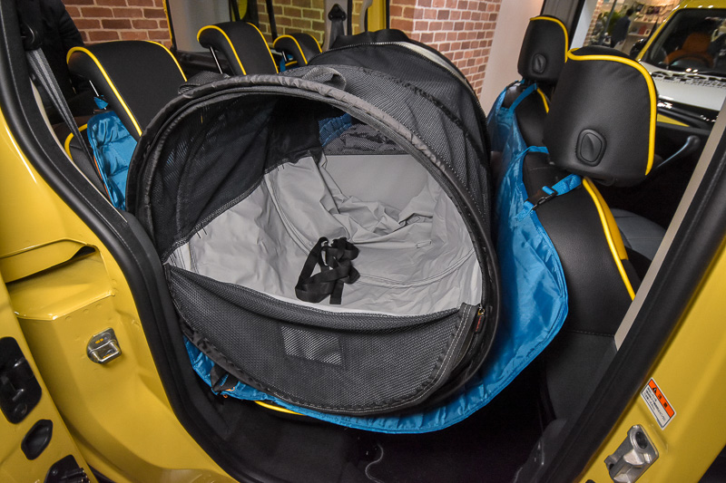 サイズ調整も可能なベルトチューブ。宿泊先でペットルームとしても使える