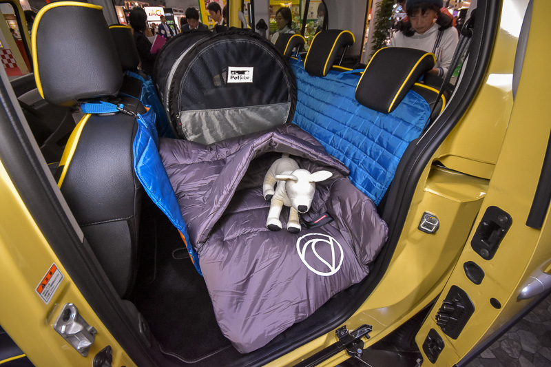 パッカブルベッドは付属のバッグに丸めて収納もできる