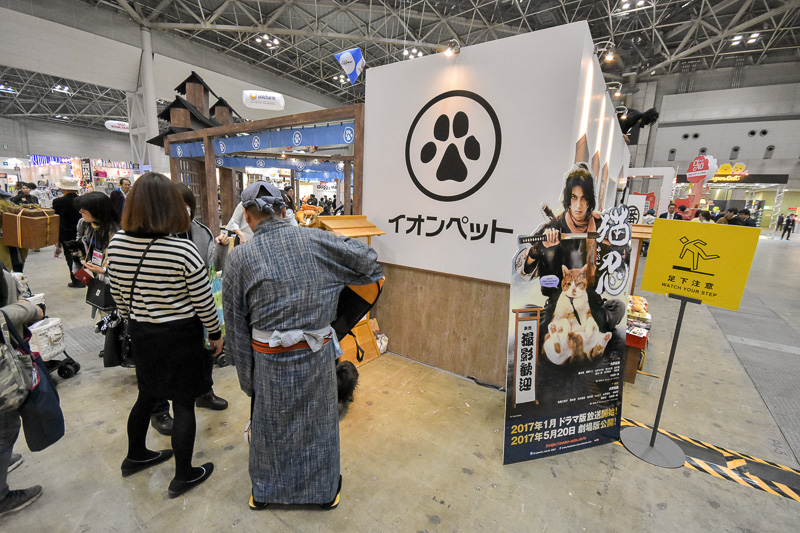 TVドラマや映画になった「猫忍」をメインに、オリジナルグッズの販売などを行なうイオンペット・日光江戸村のコラボレーションブース