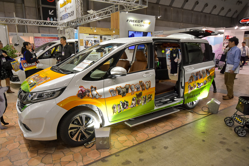 ホンダアクセス従業員やアドバイザーの愛犬の写真をコラージュしたカラフルなラッピング