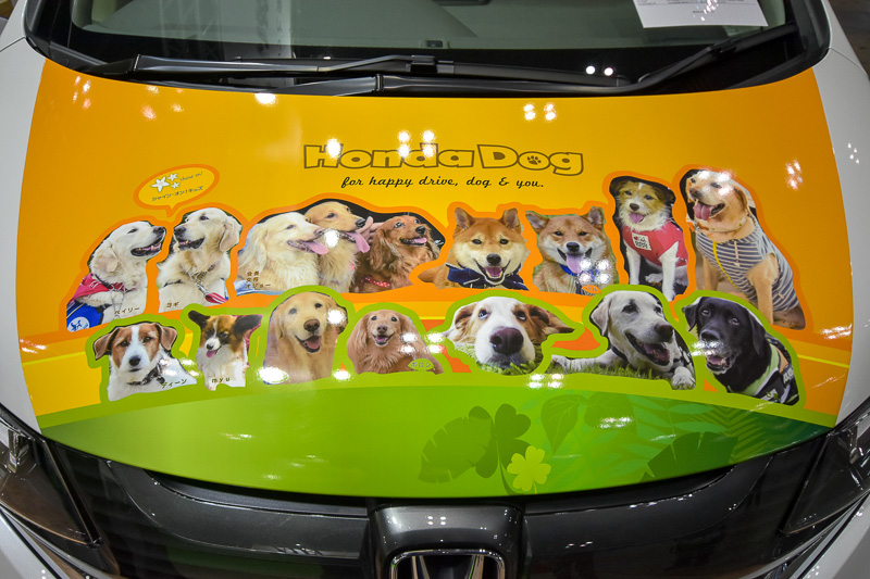 ホンダアクセス従業員やアドバイザーの愛犬の写真をコラージュしたカラフルなラッピング