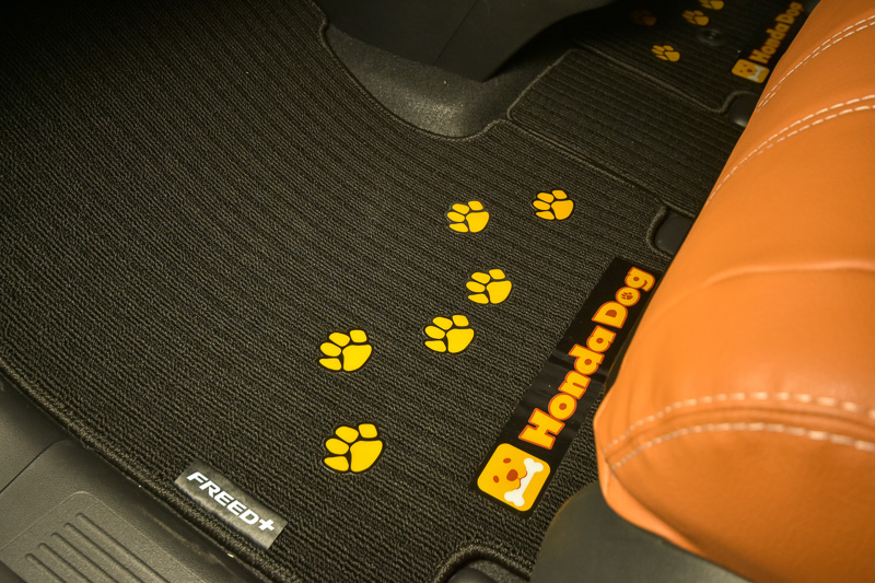 かわいい柄とロゴが入った専用フロアカーペットマット