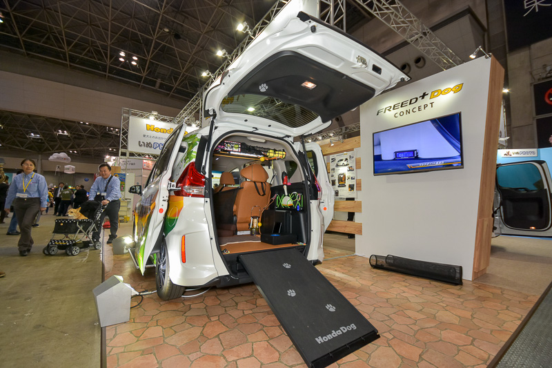 ビルトインスロープなど、実際に愛犬を乗り降りさせて試すことができる