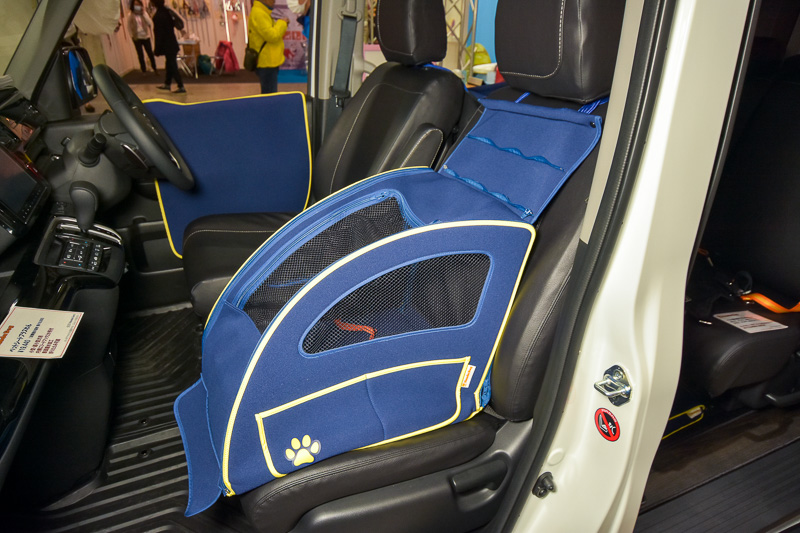 助手席に取り付け可能な「ペットシートプラスわん」