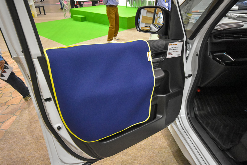 運転席、助手席には「ペットドアライニングカバー」が付けられていた