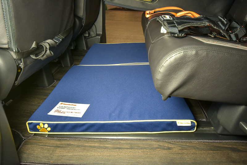 低反発ウレタン素材で路面からの衝撃を吸収する「ペットフロアクッション」