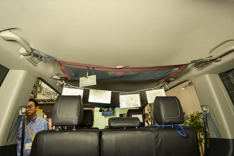 毛や汚れを嫌う小物は「ルーフネット」に収納すると便利