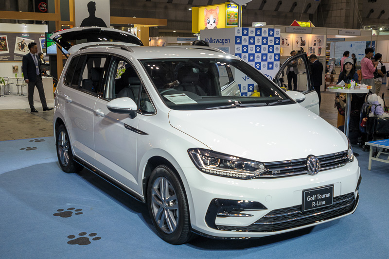展示される「ゴルフ トゥーラン R-Line」ディスカバープロパッケージ