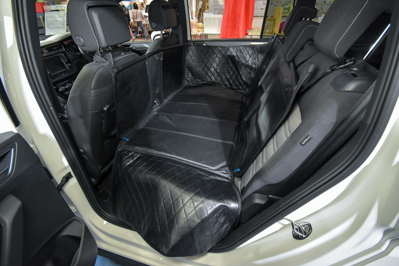 2列目には、座席をフラットにして過ごせるようにした「フラットベッド」