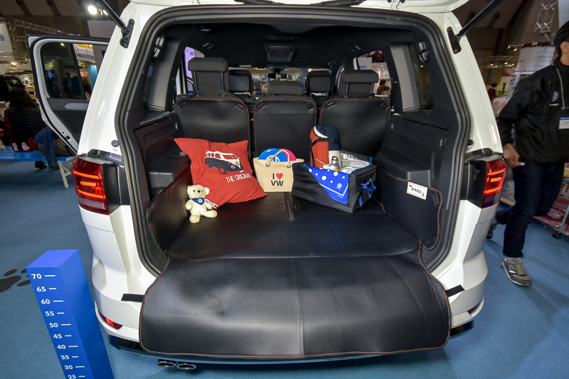 ラゲッジスペースには、毛や汚れを防止し、掃除しやすい合皮製の「カバー」