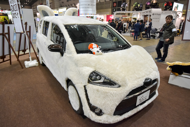 ぬいぐるみで使う毛皮を特殊な接着剤で貼り付けたという「DOGカー」