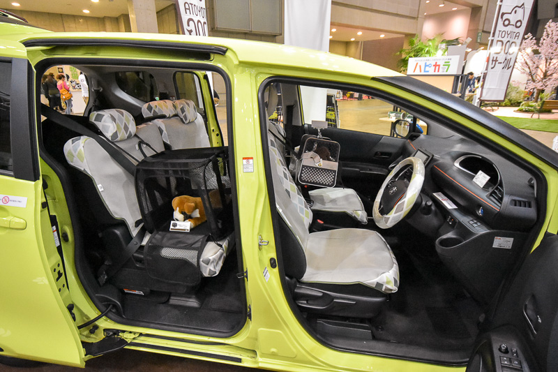 毛が付いていない方のシエンタには、ペット用品を実際に装備して展示