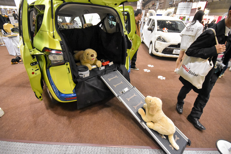 毛が付いていない方のシエンタには、ペット用品を実際に装備して展示