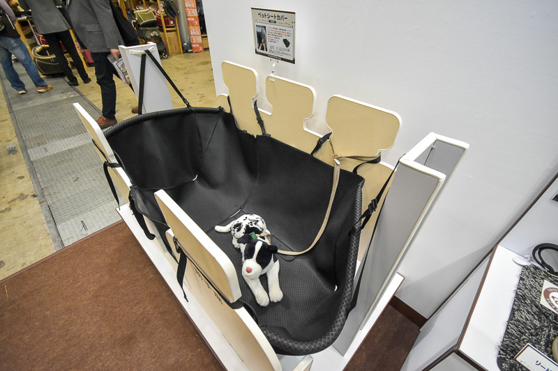 「犬にやさしいカー用品」として、純正ドッグ用品が展示されていた