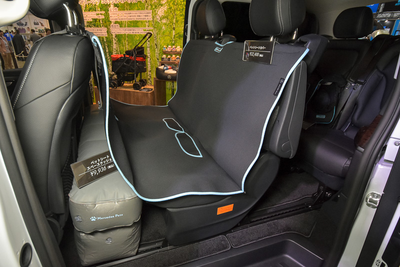 ペットシートカバーと足下のすき間を埋めるペットシートスペースクッション