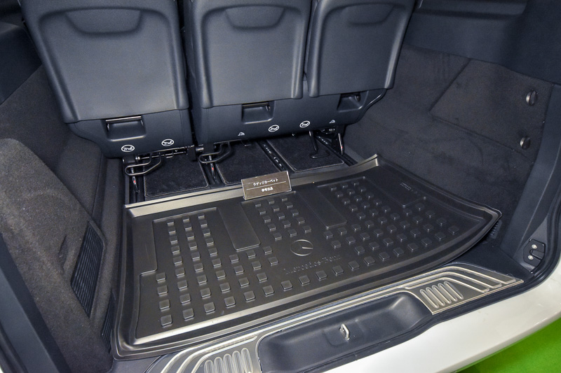 参考出品のラゲッジカーペット