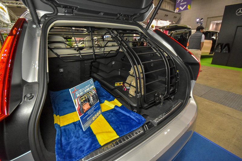 リアゲートを開けた際にペットが飛び出すことを防ぐスチール製のゲート