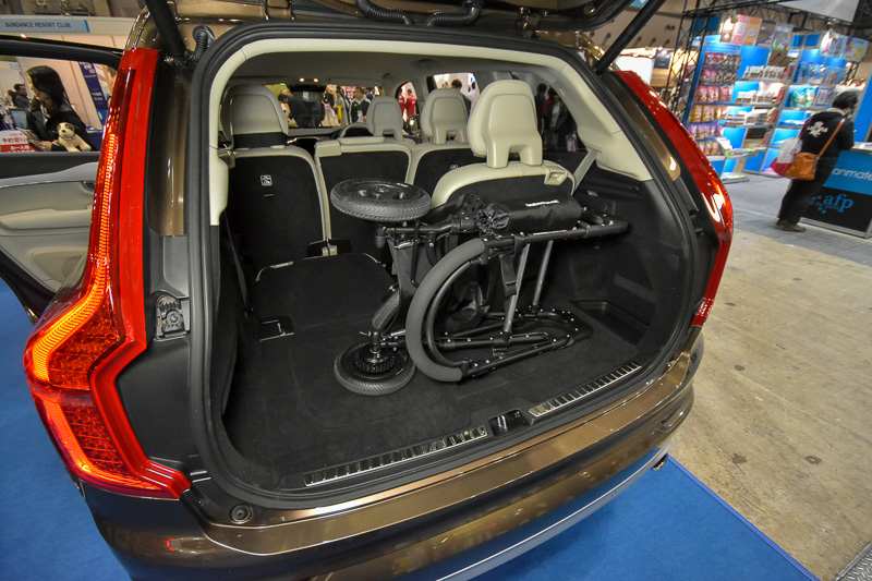 ラゲッジスペースに収納されているのは、折りたたまれた分離型のペットカート