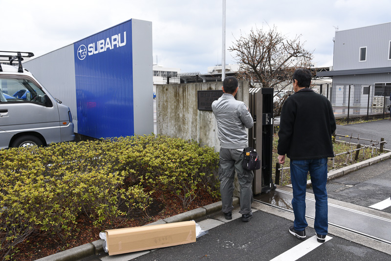 4月1日13時、東京事業所正門銘板変更作業が始まった