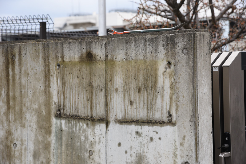 銘板が取り外されたあとのコンクリート