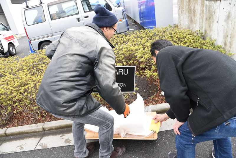 新銘板が取り出された