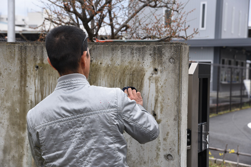 コンクリート壁を掃除